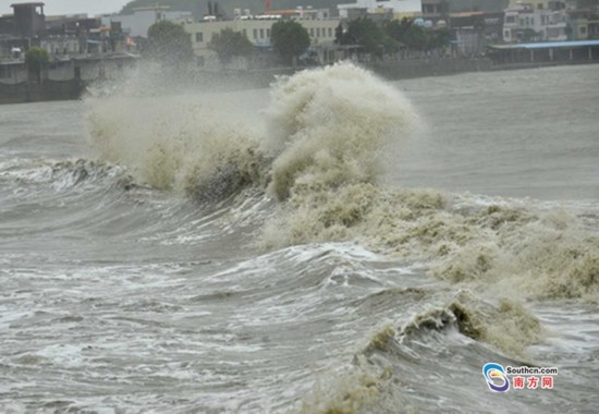 台风前线:海马登陆 汕尾海边掀起数米巨浪(图