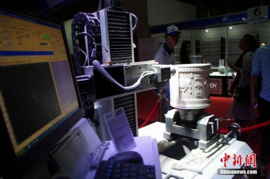 景德镇瓷博会现3D打印雕刻技术 陶瓷制作仅2