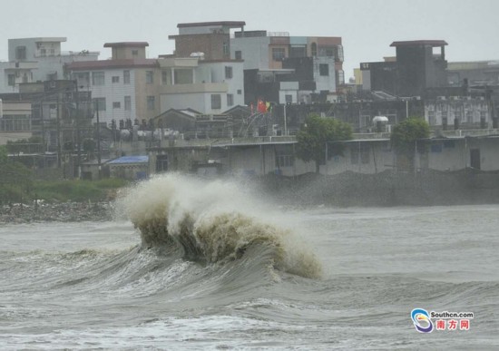 台风前线:海马登陆 汕尾海边掀起数米巨浪(图