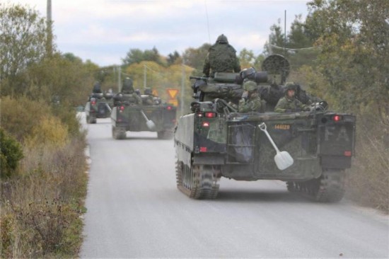 瑞典军演战车展示强大军工实力