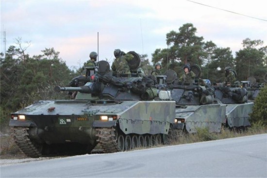 瑞典军演战车展示强大军工实力