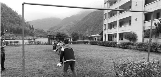 热血的山里孩子怎样踢球?粉笔和障碍物就是球