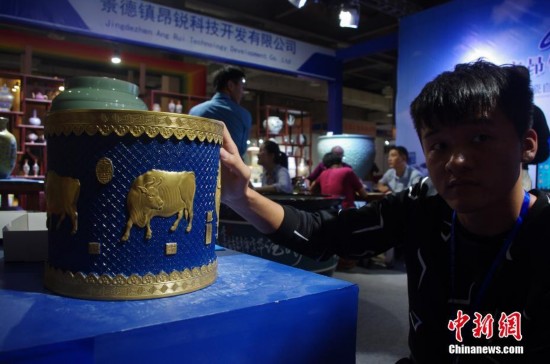 景德镇瓷博会现3D打印雕刻技术 陶瓷制作仅2