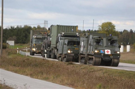 瑞典军演战车展示强大军工实力