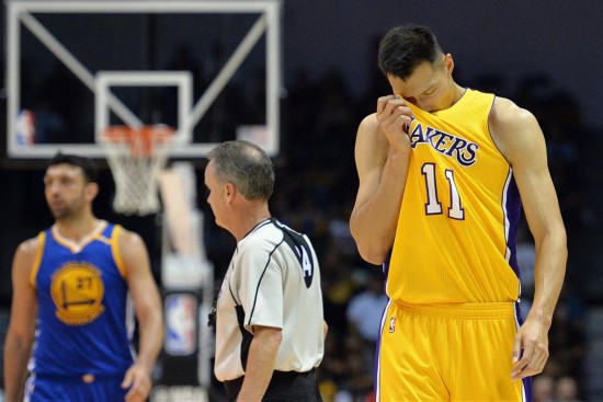 NBA季前赛:湖人不敌勇士