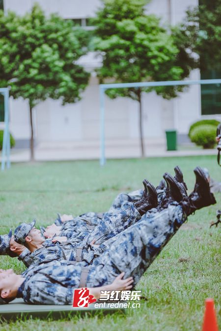 《真正男子汉2》今晚播:杨幂佟丽娅素颜上阵