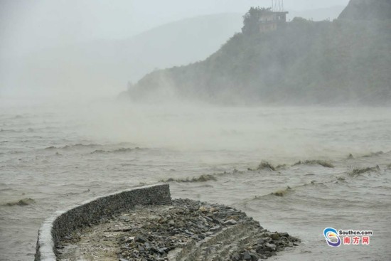 台风前线:海马登陆 汕尾海边掀起数米巨浪(图