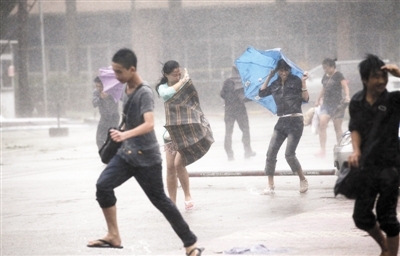 超强台风袭击广东对深圳市有严重风雨影响 盘