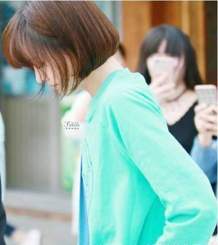 郑爽最新近照曝光 粉绿色卫衣搭配短裤 短发少