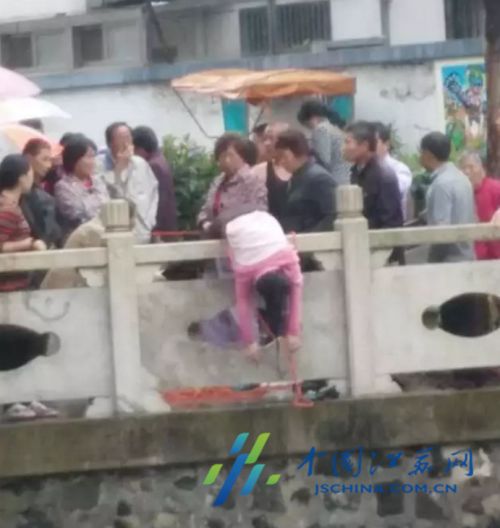 网曝扬州一景观河中打捞出女尸 死因未知