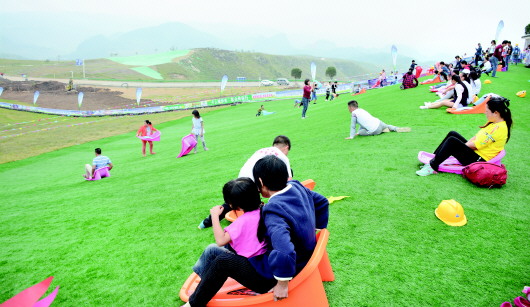 兴仁县放马坪景区:滑草项目玩得嗨!