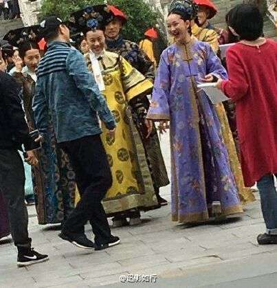 《如懿传》拍摄现场照 周迅霍建华热聊开怀大
