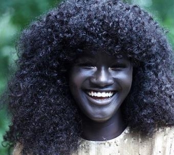 女神黑到没眼睛走红 除了白色牙齿几乎看不到其他五官