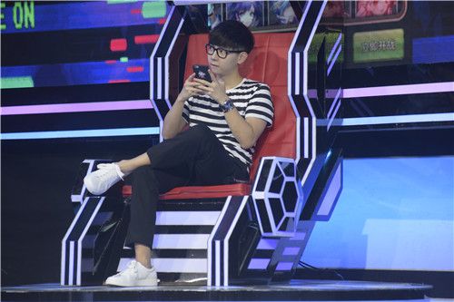 胡夏跨界不尴尬 比手速《不服来战2》pk林更新