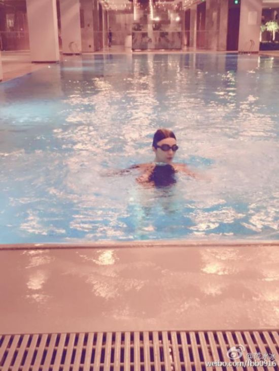 范爷减肥大计隆重开启 游泳玩自拍顺便秀戒指