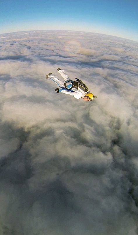 俄男子体验高空云层跳伞 惊艳刺激(高清组图)-