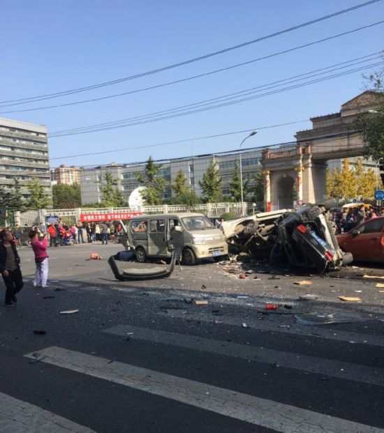 北京朝阳北苑华堂商场门口 9辆车相撞 现场惨