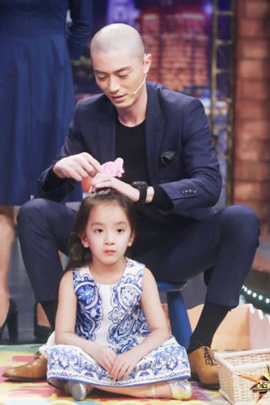 提前体验! 霍建华给萌娃扎丸子头手法熟练 认真