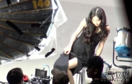 Baby孕肚正面照曝光 穿长裙坐凳动作小心翼翼