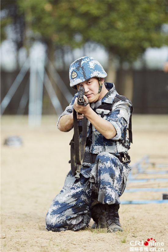 《真正男子汉》第二季概念海报震撼首发 杨幂