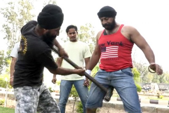 印度猛男挑战身体极限:铁锤击打下体 用牙齿叼