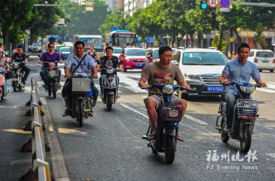 福州部分市民电动车闯快车道飞速行驶 机非隔