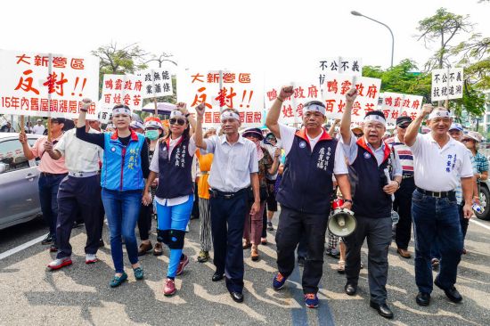 國民黨台南市議員今天上午率領2千位民眾，前往台南市政府抗議調漲地價稅、房屋稅，並突破警方人牆，直沖市長室