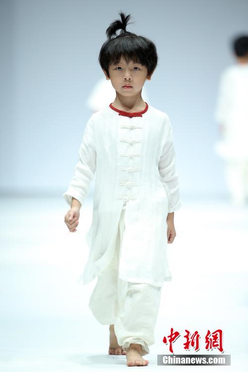 古风文化亲子装亮相中国国际时装周