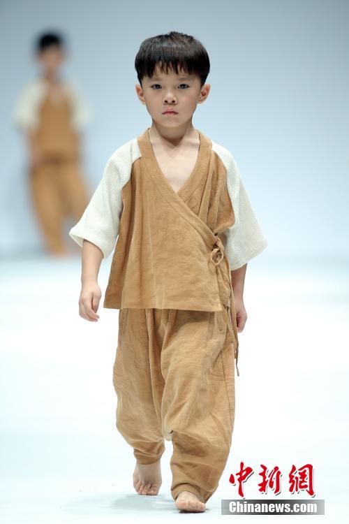 古风文化亲子装亮相中国国际时装周--人民网-重