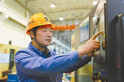 身边的大国工匠:车工董日中"封神"前后