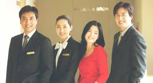 2001年,裴勇俊出演《情定大饭店,搭档宋允儿,宋慧乔.