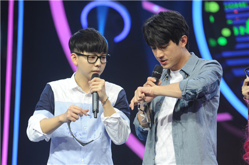 胡夏跨界不尴尬 比手速《不服来战2》pk林更新