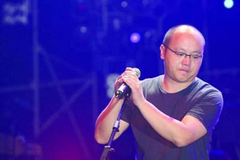 卓伟爆52个猛料:孙杨私生子、唐嫣男友、杨幂刘恺威 最热娱乐八卦猛料内容曝光 盘点与狗仔卓伟翻脸的明星