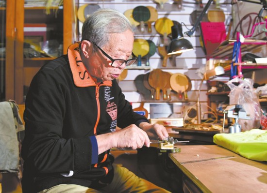 成都八旬大爷自制乒乓球拍 获两项国家专利(组