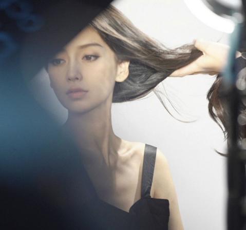 Angelababy孕肚正面照曝光 黄晓明已经乐坏了