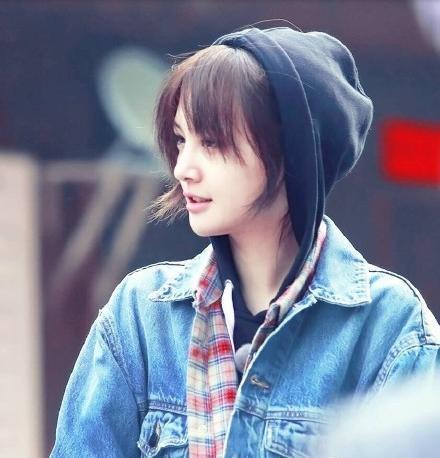 郑爽短裤秀麻杆腿 经历整容、失恋、暴瘦 小仙