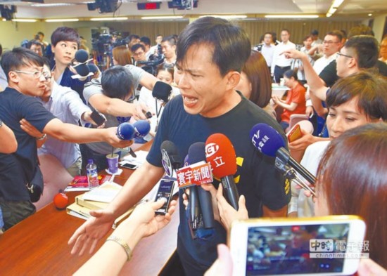 黃國昌氣到在媒體鏡頭前掩面痛哭。（圖片來源：台灣《中時電子報》）