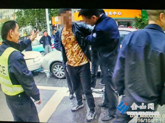 镇江男子驾车时注射毒品 被查时还留着注射器