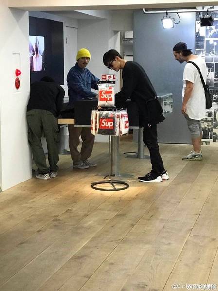 同游日本迪士尼潮牌店买买买 张翰侧脸看娜扎