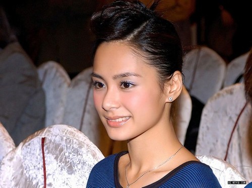 阿娇晒照五官精致 驴蹄鞋却惨遭吐槽