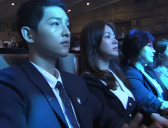 有点甜!宋仲基宋慧乔再度同台 台上亲密挽手台