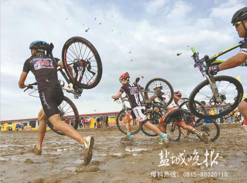 盐城大丰举办山地自行车赛 选手扛车冲刺--人民