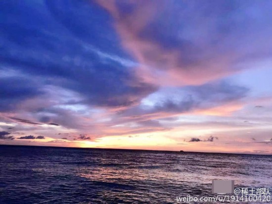 章子怡汪峰带娃海边游玩 沙滩留脚印表白(图)