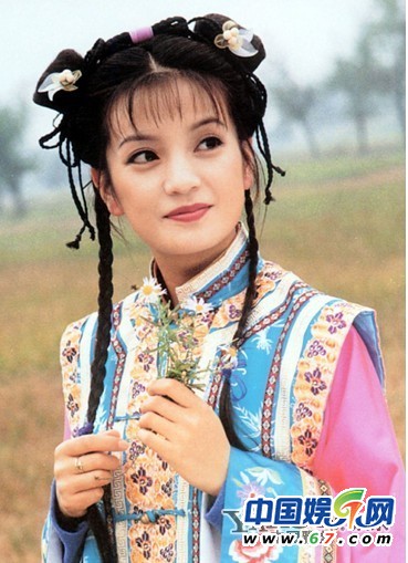 1998年,她主演的清宫剧《还珠格格》轰动亚洲,并风靡全球华人社区,并