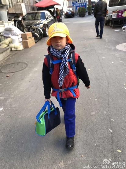 林永健晒送大竣上学照网友调侃:像鬼子进村