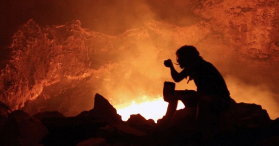 摄像师火山口宿营 与滚烫岩浆亲密接触(高清组