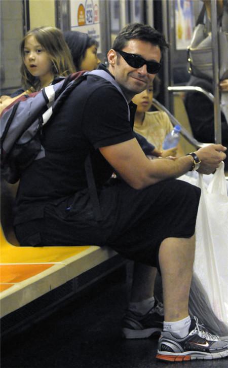 厉害了word天在地铁偶遇杨洋 听了这笑声心都