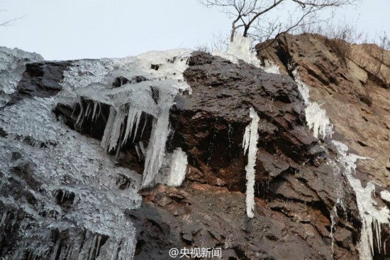 速冻模式开启 北京延庆瀑布被冰封