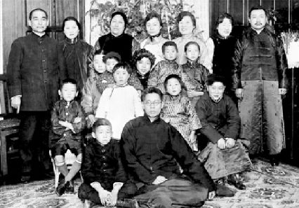 1919年圣诞节期间,孙中山与宋氏家族成员合影