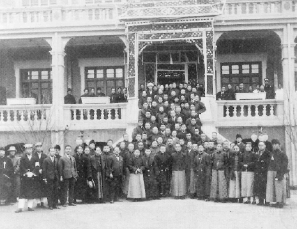     1924年12月4日中午，孫中山與歡迎者在天津張園。